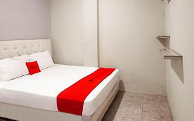 RedDoorz at Deluxe Hotel near Terminal Purabaya Bungurasih